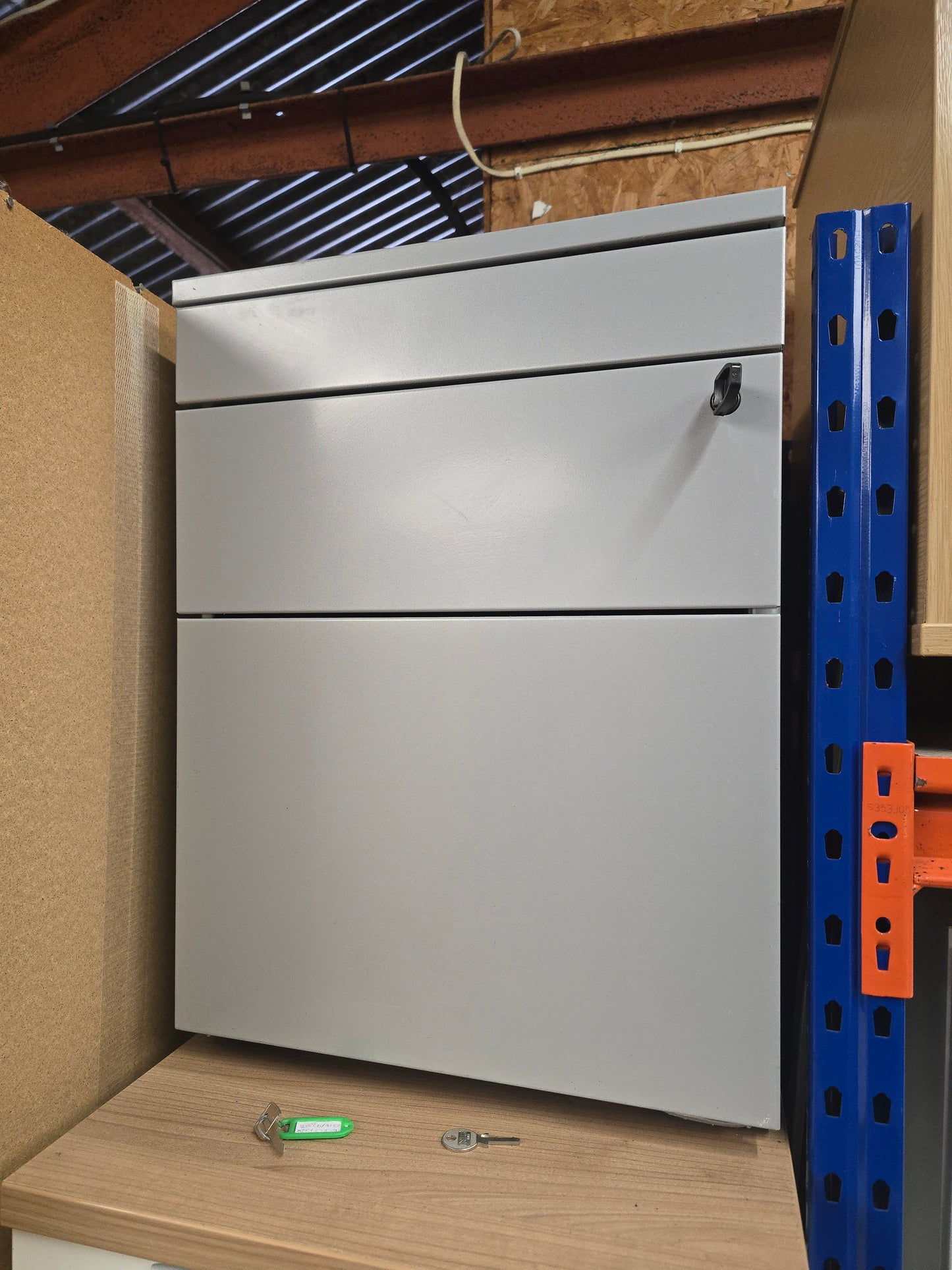 Metal pedestal 3 drawers