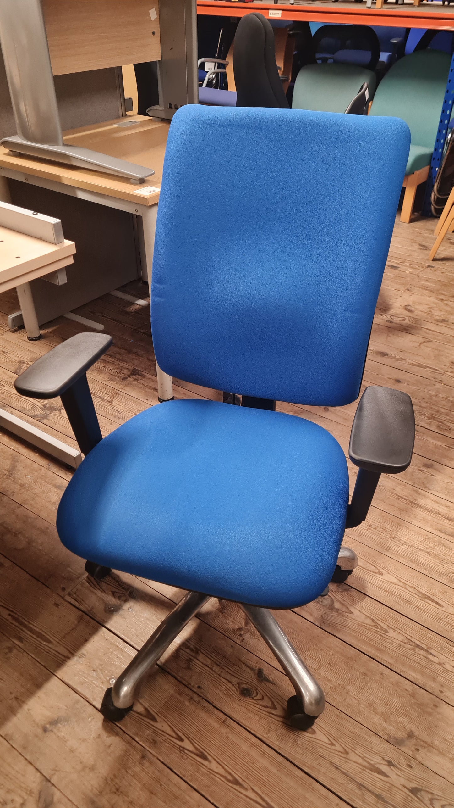 Upholstered chair, with arms, 4 lever adjustment, blue