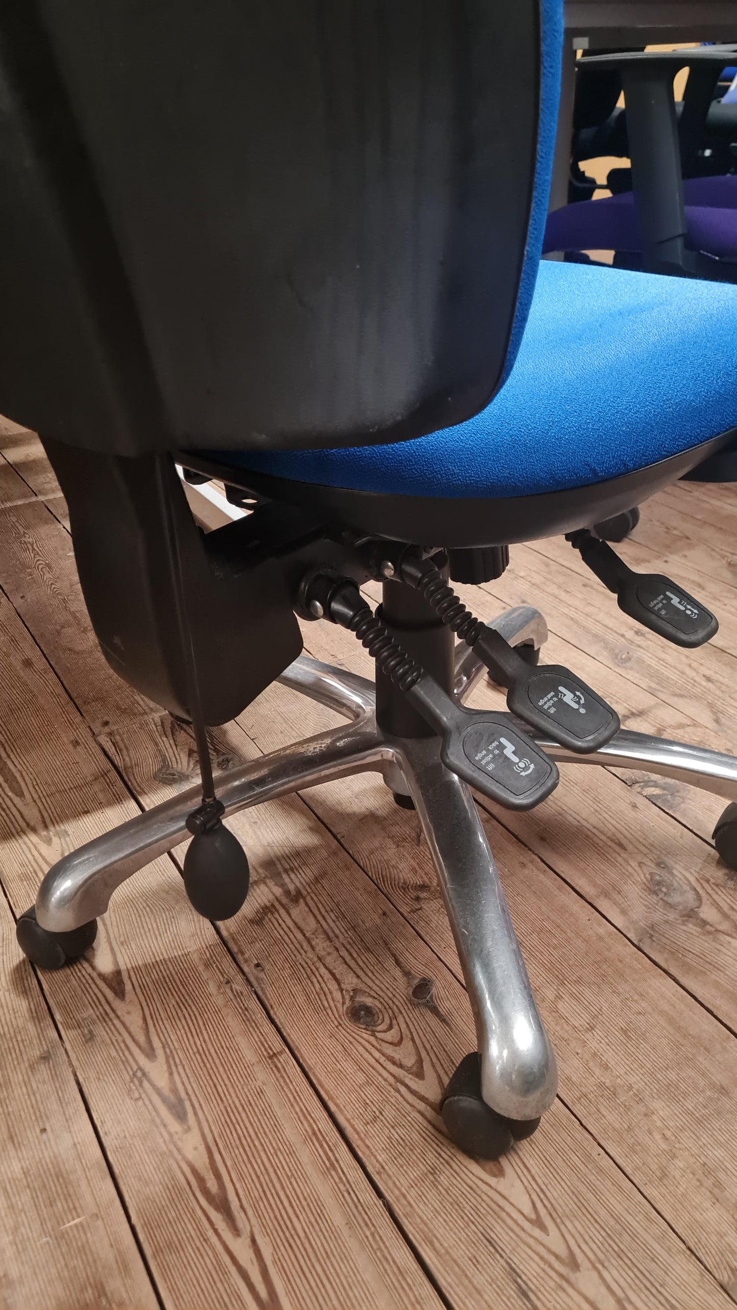 Upholstered chair, with arms, 4 lever adjustment, blue