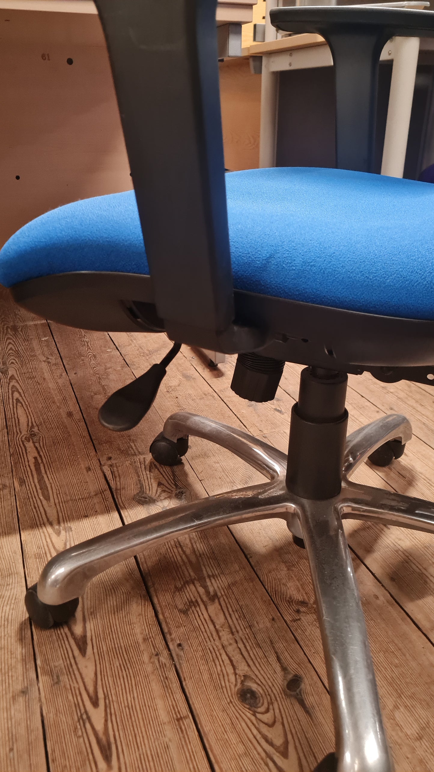 Upholstered chair, with arms, 4 lever adjustment, blue