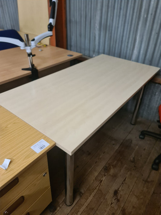 Table 140cm x 70cm