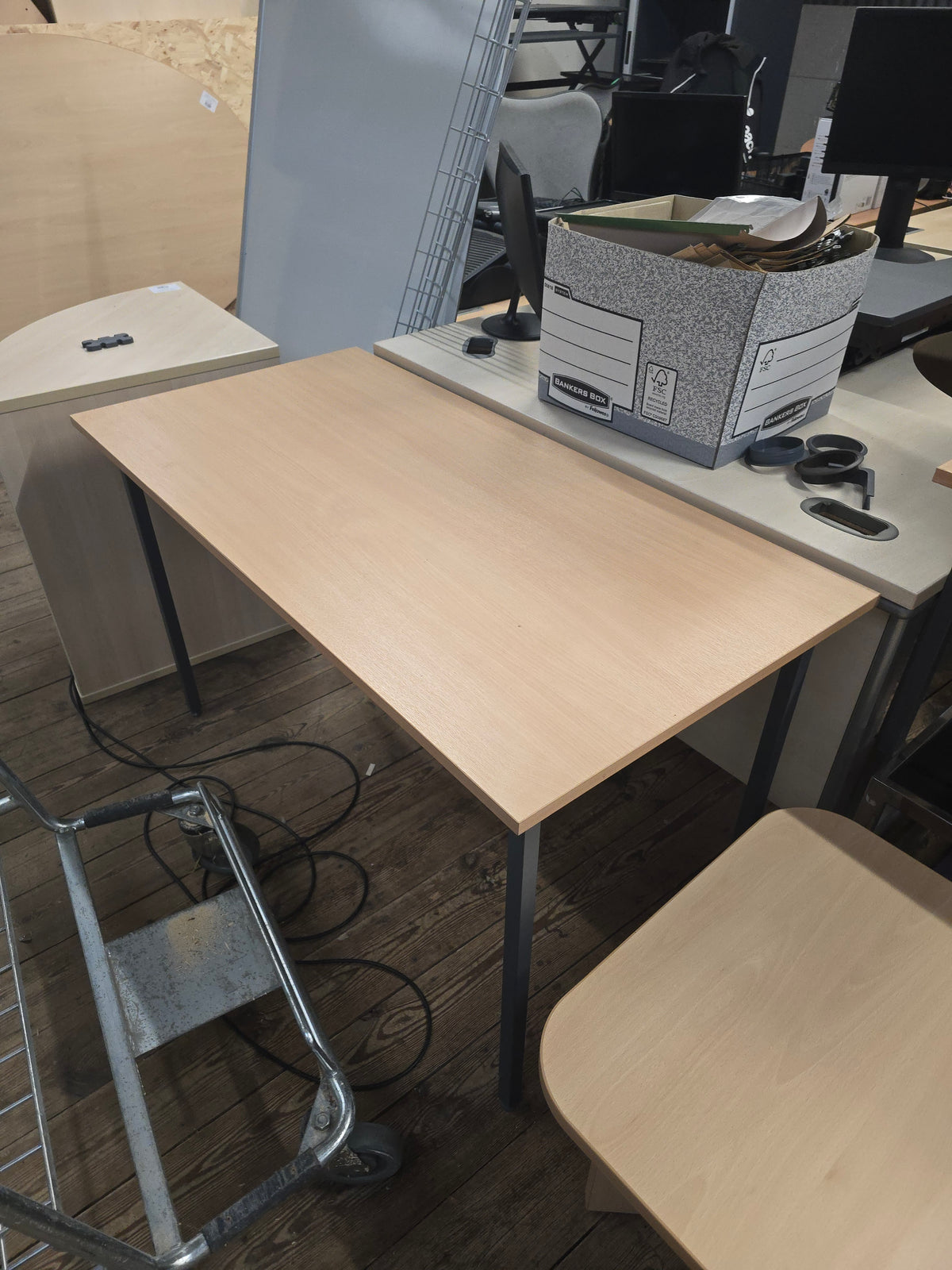 Table 122cm x 61cm