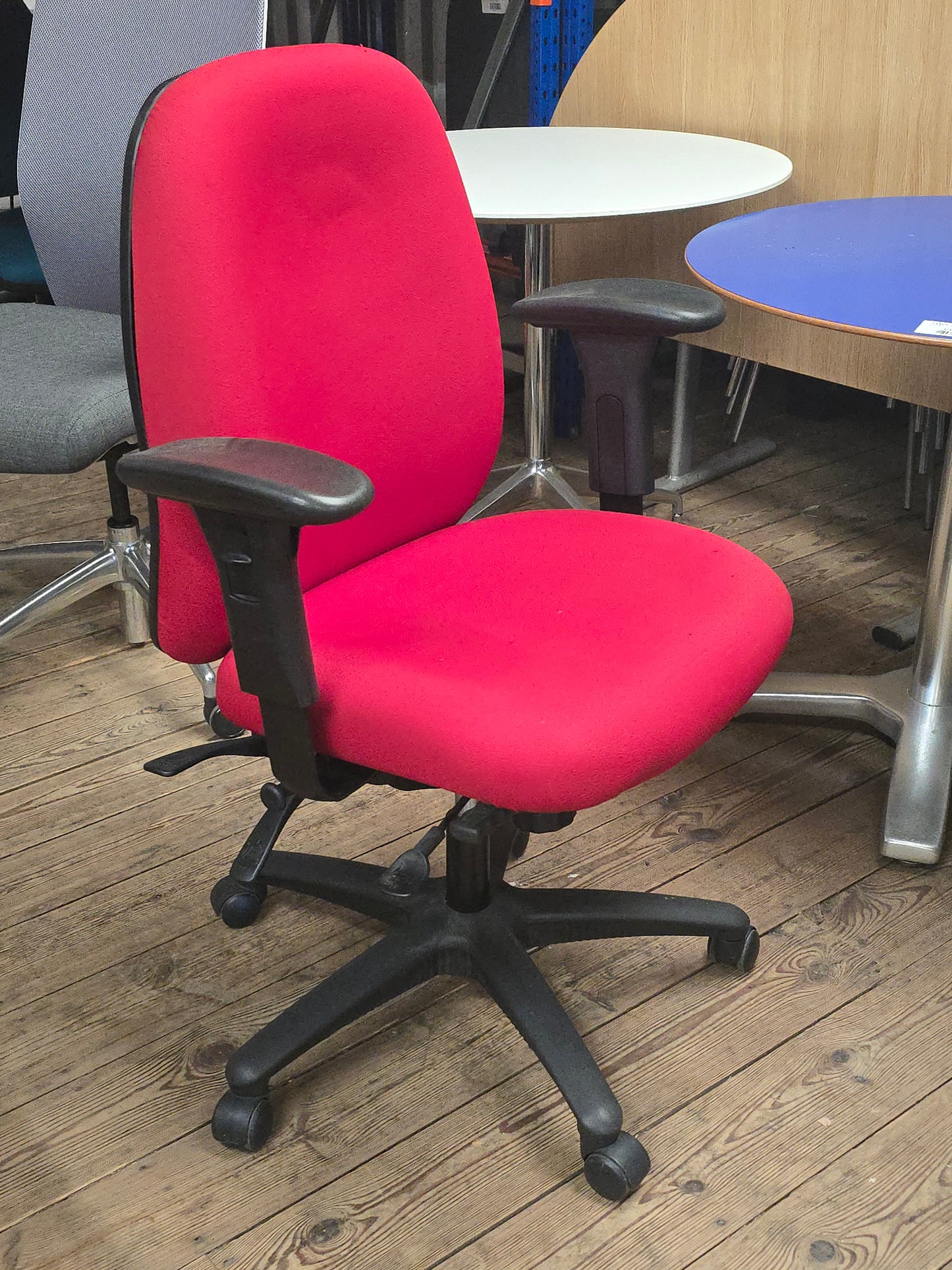 Red swivel chair - Arms