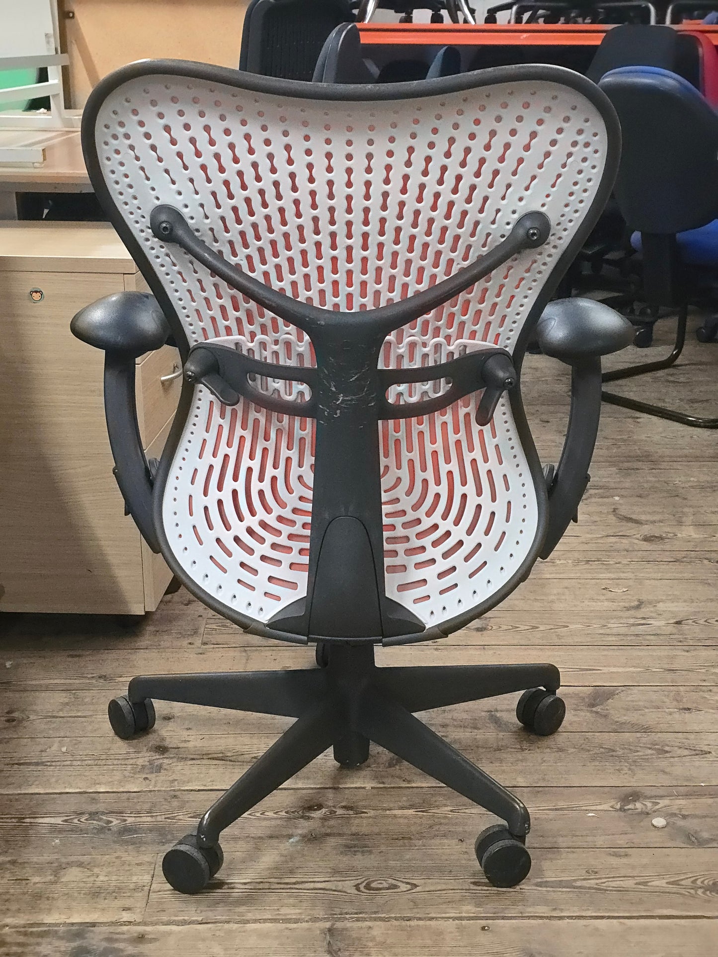 Herman Miller Mirra V1